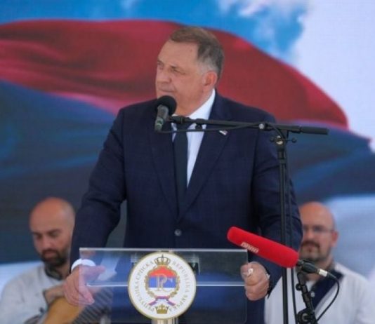 Dodik na javnom skupu pljuvao po muslimanima, a onda su ga veterani RS-a žestoko kaznili… Dodik na javnom skupu pljuvao po muslimanima, a onda su ga veterani RS-a žestoko kaznili... - featured image