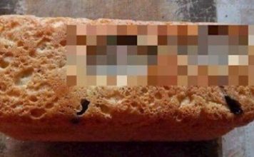 UPS, ŽENA ISPEKLA HLJEB, SKORO PUKLA OD SMIJEHA KAD JE UGLEDALA OVO NA NJEMU: Je li moguće da joj je promaklo? UPS, ŽENA ISPEKLA HLJEB, SKORO PUKLA OD SMIJEHA KAD JE UGLEDALA OVO NA NJEMU: Je li moguće da joj je promaklo? - featured image