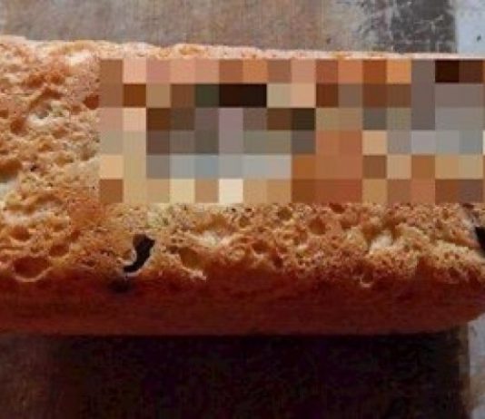 UPS, ŽENA ISPEKLA HLJEB, SKORO PUKLA OD SMIJEHA KAD JE UGLEDALA OVO NA NJEMU: Je li moguće da joj je promaklo? UPS, ŽENA ISPEKLA HLJEB, SKORO PUKLA OD SMIJEHA KAD JE UGLEDALA OVO NA NJEMU: Je li moguće da joj je promaklo? - featured image
