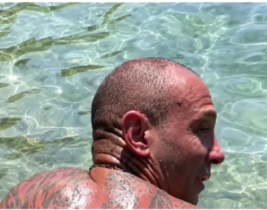 Bio sam u Grčkoj, a kada sam IZAŠAO IZ MORA SA OVIM NA LEĐIMA ljudi su bežali od mene i vrištali: Jeziv Snimak zbog kog je internet POLUDEO Bio sam u Grčkoj, a kada sam IZAŠAO IZ MORA SA OVIM NA LEĐIMA ljudi su bežali od mene i vrištali: Jeziv Snimak zbog kog je internet POLUDEO - featured image