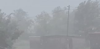 LED VELIČINE LEŠNIKA PAO NA PALAMA! Deo opštine bez struje, objavljeni snimci jakog nevremena u Bosni! Ova DVA grada su najviše pogođena! (VIDEO) LED VELIČINE LEŠNIKA PAO NA PALAMA! Deo opštine bez struje, objavljeni snimci jakog nevremena u Srpskoj! Višegrad pod vodom, pogođeno i Sarajevo! (VIDEO) - featured image