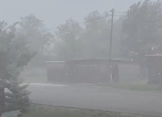 LED VELIČINE LEŠNIKA PAO NA PALAMA! Deo opštine bez struje, objavljeni snimci jakog nevremena u Bosni! Ova DVA grada su najviše pogođena! (VIDEO) LED VELIČINE LEŠNIKA PAO NA PALAMA! Deo opštine bez struje, objavljeni snimci jakog nevremena u Srpskoj! Višegrad pod vodom, pogođeno i Sarajevo! (VIDEO) - featured image