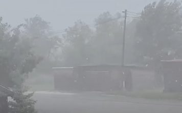 LED VELIČINE LEŠNIKA PAO NA PALAMA! Deo opštine bez struje, objavljeni snimci jakog nevremena u Bosni! Ova DVA grada su najviše pogođena! (VIDEO) LED VELIČINE LEŠNIKA PAO NA PALAMA! Deo opštine bez struje, objavljeni snimci jakog nevremena u Srpskoj! Višegrad pod vodom, pogođeno i Sarajevo! (VIDEO) - featured image