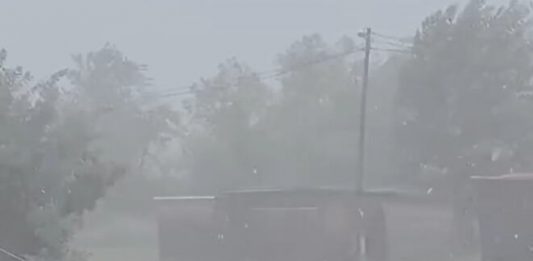 LED VELIČINE LEŠNIKA PAO NA PALAMA! Deo opštine bez struje, objavljeni snimci jakog nevremena u Bosni! Ova DVA grada su najviše pogođena! (VIDEO) LED VELIČINE LEŠNIKA PAO NA PALAMA! Deo opštine bez struje, objavljeni snimci jakog nevremena u Srpskoj! Višegrad pod vodom, pogođeno i Sarajevo! (VIDEO) - featured image