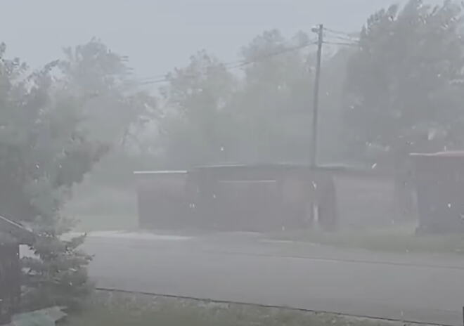 LED VELIČINE LEŠNIKA PAO NA PALAMA! Deo opštine bez struje, objavljeni snimci jakog nevremena u Srpskoj! Višegrad pod vodom, pogođeno i Sarajevo! (VIDEO) - featured image LED VELIČINE LEŠNIKA PAO NA PALAMA! Deo opštine bez struje, objavljeni snimci jakog nevremena u Srpskoj! Višegrad pod vodom, pogođeno i Sarajevo! (VIDEO) - featured image