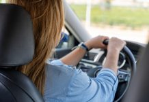 U svakom automobilu “krije” se otvarač za flaše: Viralni trik oborio mreže, ali obratite pažnju na jednu stvar U svakom automobilu "krije" se otvarač za flaše: Viralni trik oborio mreže, ali obratite pažnju na jednu stvar - featured image