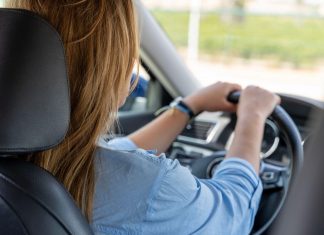 U svakom automobilu “krije” se otvarač za flaše: Viralni trik oborio mreže, ali obratite pažnju na jednu stvar U svakom automobilu "krije" se otvarač za flaše: Viralni trik oborio mreže, ali obratite pažnju na jednu stvar - featured image