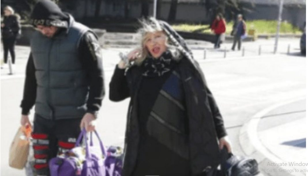 Pala na najniže grane, a do nedavno punila dvorane! Pjevačica (71) skuplja sve što nađe pored kontejnera - featured image Pala na najniže grane, a do nedavno punila dvorane! Pjevačica (71) skuplja sve što nađe pored kontejnera - featured image