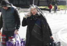 Pala na najniže grane, a do nedavno punila dvorane! Pjevačica (71) skuplja sve što nađe pored kontejnera Pala na najniže grane, a do nedavno punila dvorane! Pjevačica (71) skuplja sve što nađe pored kontejnera - featured image
