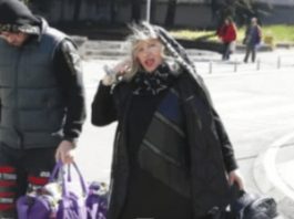 Pala na najniže grane, a do nedavno punila dvorane! Pjevačica (71) skuplja sve što nađe pored kontejnera Pala na najniže grane, a do nedavno punila dvorane! Pjevačica (71) skuplja sve što nađe pored kontejnera - featured image