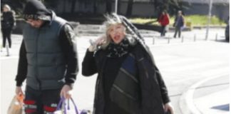 Pala na najniže grane, a do nedavno punila dvorane! Pjevačica (71) skuplja sve što nađe pored kontejnera Pala na najniže grane, a do nedavno punila dvorane! Pjevačica (71) skuplja sve što nađe pored kontejnera - featured image