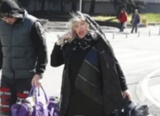 Pala na najniže grane, a do nedavno punila dvorane! Pjevačica (71) skuplja sve što nađe pored kontejnera Pala na najniže grane, a do nedavno punila dvorane! Pjevačica (71) skuplja sve što nađe pored kontejnera - featured image