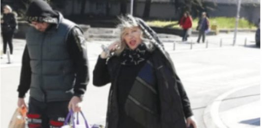 Pala na najniže grane, a do nedavno punila dvorane! Pjevačica (71) skuplja sve što nađe pored kontejnera Pala na najniže grane, a do nedavno punila dvorane! Pjevačica (71) skuplja sve što nađe pored kontejnera - featured image