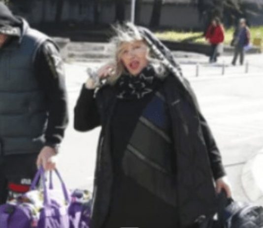 Pala na najniže grane, a do nedavno punila dvorane! Pjevačica (71) skuplja sve što nađe pored kontejnera Pala na najniže grane, a do nedavno punila dvorane! Pjevačica (71) skuplja sve što nađe pored kontejnera - featured image