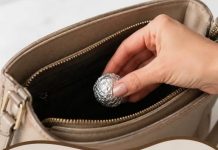 Svaki dan stavlja kuglicu od alu-folije u tašnu: Kad čujete zašto to radi – uradićete isto Svaki dan stavlja kuglicu od alu-folije u tašnu: Kad čujete zašto to radi – uradićete isto - featured image