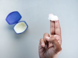 Vazelin trenutno najtraženija krema na svijetu zbog trika koji su žene otkrile Vazelin trenutno najtraženija krema na svijetu zbog trika koji su žene otkrile - featured image