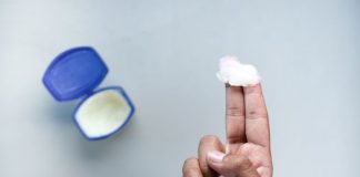 Vazelin trenutno najtraženija krema na svijetu zbog trika koji su žene otkrile Vazelin trenutno najtraženija krema na svijetu zbog trika koji su žene otkrile - featured image
