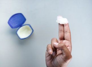 Vazelin trenutno najtraženija krema na svijetu zbog trika koji su žene otkrile Vazelin trenutno najtraženija krema na svijetu zbog trika koji su žene otkrile - featured image