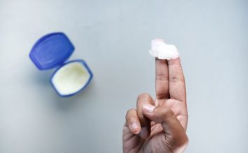Vazelin trenutno najtraženija krema na svijetu zbog trika koji su žene otkrile Vazelin trenutno najtraženija krema na svijetu zbog trika koji su žene otkrile - featured image