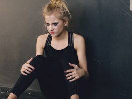 Žena se osjeća mladom sve dok ne primijeti ova 3 znaka: Tada starenje već polako počinje Žena se osjeća mladom sve dok ne primijeti ova 3 znaka: Tada starenje već polako počinje - featured image