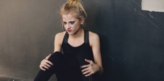 Žena se osjeća mladom sve dok ne primijeti ova 3 znaka: Tada starenje već polako počinje Žena se osjeća mladom sve dok ne primijeti ova 3 znaka: Tada starenje već polako počinje - featured image