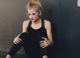 Žena se osjeća mladom sve dok ne primijeti ova 3 znaka: Tada starenje već polako počinje Žena se osjeća mladom sve dok ne primijeti ova 3 znaka: Tada starenje već polako počinje - featured image