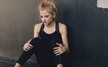 Žena se osjeća mladom sve dok ne primijeti ova 3 znaka: Tada starenje već polako počinje Žena se osjeća mladom sve dok ne primijeti ova 3 znaka: Tada starenje već polako počinje - featured image