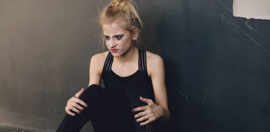 Žena se osjeća mladom sve dok ne primijeti ova 3 znaka: Tada starenje već polako počinje Žena se osjeća mladom sve dok ne primijeti ova 3 znaka: Tada starenje već polako počinje - featured image