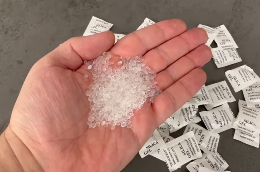 Ove paketiće svi bacamo nakon kupnje obuće, a zapravo su jako korisni: Znate li za šta služe? - featured image Ove paketiće svi bacamo nakon kupnje obuće, a zapravo su jako korisni: Znate li za šta služe? - featured image