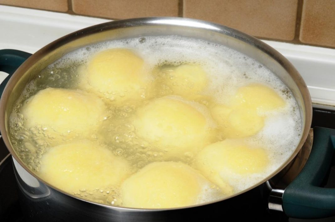 Zašto je krompir u kafani uvek savršeno skuvan? Tajna je u vodi u koju ga stavljaju - featured image