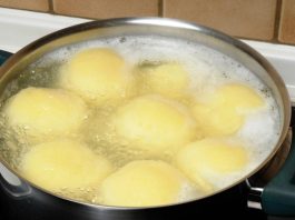 Zašto je krompir u kafani uvek savršeno skuvan? Tajna je u vodi u koju ga stavljaju Zašto je krompir u kafani uvek savršeno skuvan? Tajna je u vodi u koju ga stavljaju - featured image
