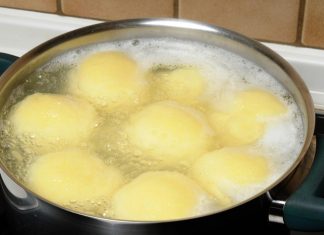 Zašto je krompir u kafani uvek savršeno skuvan? Tajna je u vodi u koju ga stavljaju Zašto je krompir u kafani uvek savršeno skuvan? Tajna je u vodi u koju ga stavljaju - featured image