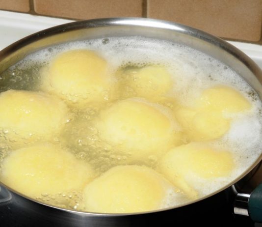 Zašto je krompir u kafani uvek savršeno skuvan? Tajna je u vodi u koju ga stavljaju Zašto je krompir u kafani uvek savršeno skuvan? Tajna je u vodi u koju ga stavljaju - featured image