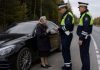 Saobraćajni policajci zaustavili su stariju ženu samo zato što je vozila skupocjeni luksuzni automobil. Prislonili su je uz vozilo i stavili joj lisice na ruke, ne sluteći ni najmanje ko je zapravo ta žena. 😨 Saobraćajni policajci zaustavili su stariju ženu samo zato što je vozila skupocjeni luksuzni automobil. Prislonili su je uz vozilo i stavili joj lisice na ruke, ne sluteći ni najmanje ko je zapravo ta žena. 😨 - featured image