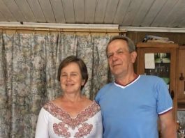 Punih dvadeset godina muž me prisiljavao da šišam kosu nakratko, iako to nisam željela. Mislila sam da je to njegov način da me kontroliše… Sve dok, nakon što je završio u bolnici, naša frizerka nije predala kutiju koju je čuvala dvadeset godina. 😱💔 Punih dvadeset godina muž me prisiljavao da šišam kosu nakratko, iako to nisam željela. Mislila sam da je to njegov način da me kontroliše… Sve dok, nakon što je završio u bolnici, naša frizerka nije predala kutiju koju je čuvala dvadeset godina. 😱💔 - featured image