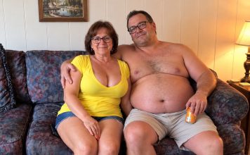 Sa 64 godine udala sam se za muškarca od 31 godine. Šest mjeseci kasnije primijetila sam da svake večeri potajno dodaje nešto u moje piće i inzistira da ga popijem do posljednje kapi. Jedne večeri odbila sam ga popiti i odnijela uzorak u laboratorij. Kad je liječnik vidio rezultate, problijedio je, odmah zatvorio vrata i upitao me: „GOSPOĐO, ZNA LI VAŠ SUPRUG DA STE OVDJE?“… Sa 64 godine udala sam se za muškarca od 31 godine. Šest mjeseci kasnije primijetila sam da svake večeri potajno dodaje nešto u moje piće i inzistira da ga popijem do posljednje kapi. Jedne večeri odbila sam ga popiti i odnijela uzorak u laboratorij. Kad je liječnik vidio rezultate, problijedio je, odmah zatvorio vrata i upitao me: „GOSPOĐO, ZNA LI VAŠ SUPRUG DA STE OVDJE?“… - featured image