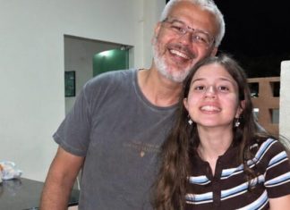 😨💔 Tjednima se moj suprug čudno ponašao u blizini moje 13-godišnje kćeri. Stalno ju je grlio, ljubio u čelo, dolazio po nju u školu i neprestano ulazio u njezinu sobu zatvarajući vrata za sobom. Govorila sam sebi da je samo brižan očuh… sve dok jednog jutra nisam slučajno pogledala ispod njezina kreveta i ugledala malu zaključanu kutiju koju nikada prije nisam vidjela. Pored nje je bila vrećica iz ljekarne koju je Mark nekoliko dana ranije donio u kuću.. Tada me moja kći pogledala i šapnula: „Mama, molim te, nemoj ništa reći Marku.“ Noge su mi se gotovo odsjekle. 😱 😨💔 Tjednima se moj suprug čudno ponašao u blizini moje 13-godišnje kćeri. Stalno ju je grlio, ljubio u čelo, dolazio po nju u školu i neprestano ulazio u njezinu sobu zatvarajući vrata za sobom. Govorila sam sebi da je samo brižan očuh… sve dok jednog jutra nisam slučajno pogledala ispod njezina kreveta i ugledala malu zaključanu kutiju koju nikada prije nisam vidjela. Pored nje je bila vrećica iz ljekarne koju je Mark nekoliko dana ranije donio u kuću.. Tada me moja kći pogledala i šapnula: „Mama, molim te, nemoj ništa reći Marku.“ Noge su mi se gotovo odsjekle. 😱 - featured image