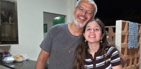 😨💔 Tjednima se moj suprug čudno ponašao u blizini moje 13-godišnje kćeri. Stalno ju je grlio, ljubio u čelo, dolazio po nju u školu i neprestano ulazio u njezinu sobu zatvarajući vrata za sobom. Govorila sam sebi da je samo brižan očuh… sve dok jednog jutra nisam slučajno pogledala ispod njezina kreveta i ugledala malu zaključanu kutiju koju nikada prije nisam vidjela. Pored nje je bila vrećica iz ljekarne koju je Mark nekoliko dana ranije donio u kuću.. Tada me moja kći pogledala i šapnula: „Mama, molim te, nemoj ništa reći Marku.“ Noge su mi se gotovo odsjekle. 😱 😨💔 Tjednima se moj suprug čudno ponašao u blizini moje 13-godišnje kćeri. Stalno ju je grlio, ljubio u čelo, dolazio po nju u školu i neprestano ulazio u njezinu sobu zatvarajući vrata za sobom. Govorila sam sebi da je samo brižan očuh… sve dok jednog jutra nisam slučajno pogledala ispod njezina kreveta i ugledala malu zaključanu kutiju koju nikada prije nisam vidjela. Pored nje je bila vrećica iz ljekarne koju je Mark nekoliko dana ranije donio u kuću.. Tada me moja kći pogledala i šapnula: „Mama, molim te, nemoj ništa reći Marku.“ Noge su mi se gotovo odsjekle. 😱 - featured image