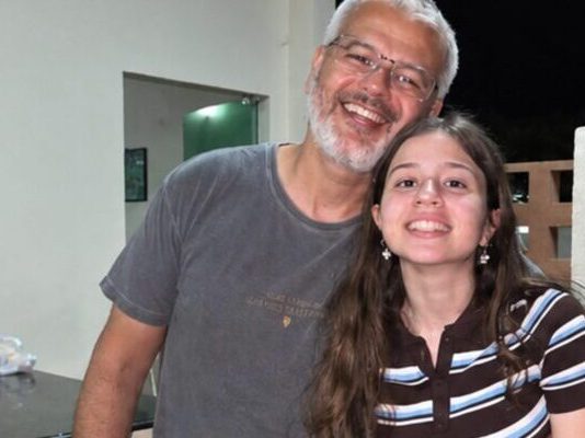 😨💔 Tjednima se moj suprug čudno ponašao u blizini moje 13-godišnje kćeri. Stalno ju je grlio, ljubio u čelo, dolazio po nju u školu i neprestano ulazio u njezinu sobu zatvarajući vrata za sobom. Govorila sam sebi da je samo brižan očuh… sve dok jednog jutra nisam slučajno pogledala ispod njezina kreveta i ugledala malu zaključanu kutiju koju nikada prije nisam vidjela. Pored nje je bila vrećica iz ljekarne koju je Mark nekoliko dana ranije donio u kuću.. Tada me moja kći pogledala i šapnula: „Mama, molim te, nemoj ništa reći Marku.“ Noge su mi se gotovo odsjekle. 😱 😨💔 Tjednima se moj suprug čudno ponašao u blizini moje 13-godišnje kćeri. Stalno ju je grlio, ljubio u čelo, dolazio po nju u školu i neprestano ulazio u njezinu sobu zatvarajući vrata za sobom. Govorila sam sebi da je samo brižan očuh… sve dok jednog jutra nisam slučajno pogledala ispod njezina kreveta i ugledala malu zaključanu kutiju koju nikada prije nisam vidjela. Pored nje je bila vrećica iz ljekarne koju je Mark nekoliko dana ranije donio u kuću.. Tada me moja kći pogledala i šapnula: „Mama, molim te, nemoj ništa reći Marku.“ Noge su mi se gotovo odsjekle. 😱 - featured image