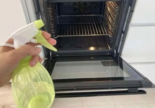 RERNU više ne ribam, nema razloga za to: OVO pošpricam uveče, a ujutro samo obrišem krpom – pećnica je kao nova! - featured image RERNU više ne ribam, nema razloga za to: OVO pošpricam uveče, a ujutro samo obrišem krpom – pećnica je kao nova! - featured image