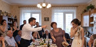 Samo nekoliko sati nakon našeg vjenčanja, moj suprug bacio mi je prljavu kuhinjsku krpu u lice pred cijelom svojom obitelji i naredio mi da kleknem i očistim umak koji je njegova majka namjerno prolila. Bio je uvjeren da ga, sada kada sam postala njegova supruga, nikada neću napustiti i da ću brzo naučiti obiteljska „pravila”. Ali nije imao pojma što ću učiniti samo nekoliko minuta kasnije… Samo nekoliko sati nakon našeg vjenčanja, moj suprug bacio mi je prljavu kuhinjsku krpu u lice pred cijelom svojom obitelji i naredio mi da kleknem i očistim umak koji je njegova majka namjerno prolila. Bio je uvjeren da ga, sada kada sam postala njegova supruga, nikada neću napustiti i da ću brzo naučiti obiteljska „pravila”. Ali nije imao pojma što ću učiniti samo nekoliko minuta kasnije… - featured image