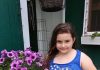 Godinama mi je suprug zabranjivao fotografirati našu 9-godišnju kćer. Jednog dana potajno sam objavila njezinu fotografiju na Facebooku. Dva sata poslije nazvala me nepoznata žena: „Odmah izbrišite tu fotografiju! Nemate pojma koga odgajate u svojoj kući!” Kad je moj suprug čuo njezino ime, pao je na koljena i briznuo u plač… Godinama mi je suprug zabranjivao fotografirati našu 9-godišnju kćer. Jednog dana potajno sam objavila njezinu fotografiju na Facebooku. Dva sata poslije nazvala me nepoznata žena: „Odmah izbrišite tu fotografiju! Nemate pojma koga odgajate u svojoj kući!” Kad je moj suprug čuo njezino ime, pao je na koljena i briznuo u plač… - featured image
