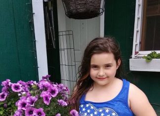 Godinama mi je suprug zabranjivao fotografirati našu 9-godišnju kćer. Jednog dana potajno sam objavila njezinu fotografiju na Facebooku. Dva sata poslije nazvala me nepoznata žena: „Odmah izbrišite tu fotografiju! Nemate pojma koga odgajate u svojoj kući!” Kad je moj suprug čuo njezino ime, pao je na koljena i briznuo u plač… Godinama mi je suprug zabranjivao fotografirati našu 9-godišnju kćer. Jednog dana potajno sam objavila njezinu fotografiju na Facebooku. Dva sata poslije nazvala me nepoznata žena: „Odmah izbrišite tu fotografiju! Nemate pojma koga odgajate u svojoj kući!” Kad je moj suprug čuo njezino ime, pao je na koljena i briznuo u plač… - featured image