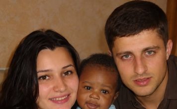 MOJ MUŽ JE ZAHTIJEVAO DNK TEST JER NAŠA BEBA ‘NIJE NIMALO LIČILA NA NJEGA’. KADA SU STIGLI REZULTATI, LIJEČNIK ME ZAMOLIO DA DOĐEM SAMA. MOJ MUŽ JE ZAHTIJEVAO DNK TEST JER NAŠA BEBA ‘NIJE NIMALO LIČILA NA NJEGA’. KADA SU STIGLI REZULTATI, LIJEČNIK ME ZAMOLIO DA DOĐEM SAMA. - featured image
