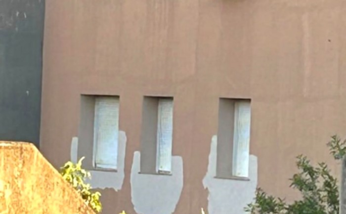 Zabranjeno je postavljati klime na fasade zgrada, ljudi su zgroženi time kako se Dalmatinac snašao - featured image Zabranjeno je postavljati klime na fasade zgrada, ljudi su zgroženi time kako se Dalmatinac snašao - featured image