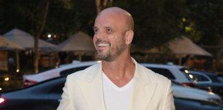 „Spavao sam u autu i brojao novac da vidim da li imam za kiflu”: Naš pevač bio u dugovima do guše, završio iza rešetaka, pa mu jedan susret skroz okrenuo život „Spavao sam u autu i brojao novac da vidim da li imam za kiflu”: Naš pevač bio u dugovima do guše, završio iza rešetaka, pa mu jedan susret skroz okrenuo život - featured image