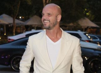 „Spavao sam u autu i brojao novac da vidim da li imam za kiflu”: Naš pevač bio u dugovima do guše, završio iza rešetaka, pa mu jedan susret skroz okrenuo život „Spavao sam u autu i brojao novac da vidim da li imam za kiflu”: Naš pevač bio u dugovima do guše, završio iza rešetaka, pa mu jedan susret skroz okrenuo život - featured image