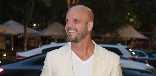 „Spavao sam u autu i brojao novac da vidim da li imam za kiflu”: Naš pevač bio u dugovima do guše, završio iza rešetaka, pa mu jedan susret skroz okrenuo život „Spavao sam u autu i brojao novac da vidim da li imam za kiflu”: Naš pevač bio u dugovima do guše, završio iza rešetaka, pa mu jedan susret skroz okrenuo život - featured image