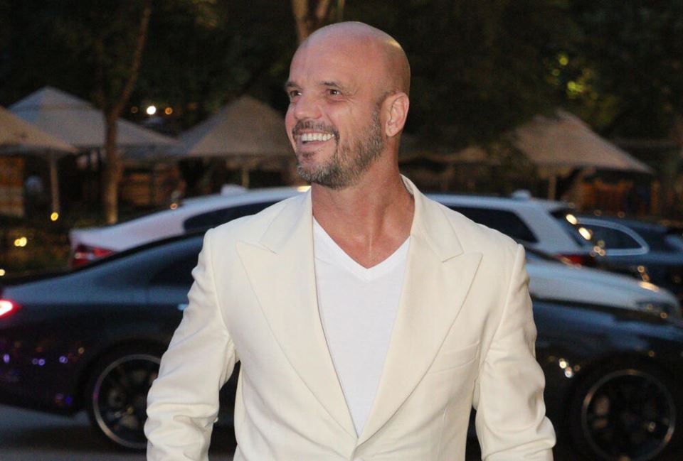 „Spavao sam u autu i brojao novac da vidim da li imam za kiflu”: Naš pevač bio u dugovima do guše, završio iza rešetaka, pa mu jedan susret skroz okrenuo život - featured image „Spavao sam u autu i brojao novac da vidim da li imam za kiflu”: Naš pevač bio u dugovima do guše, završio iza rešetaka, pa mu jedan susret skroz okrenuo život - featured image